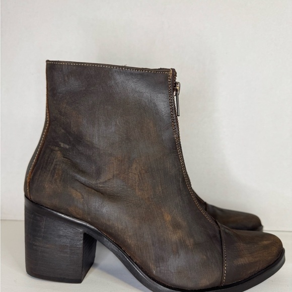 Alcala’s  distressed brown leather boots size 8 1/2. - Picture 5 of 14